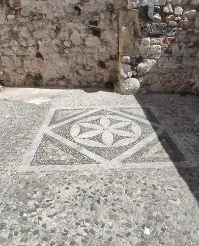 Akropolis Bed & Breakfast 3*