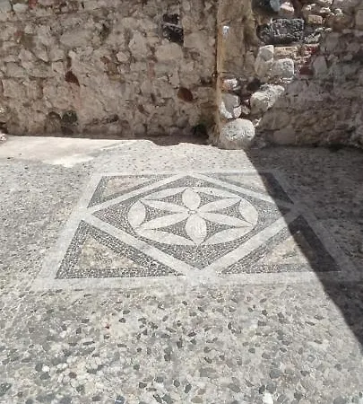 Akropolis Oda ve Kahvaltı 3*